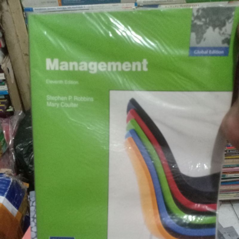 BUKU MANAGEMENT. STEPHEN P. ROBBINS