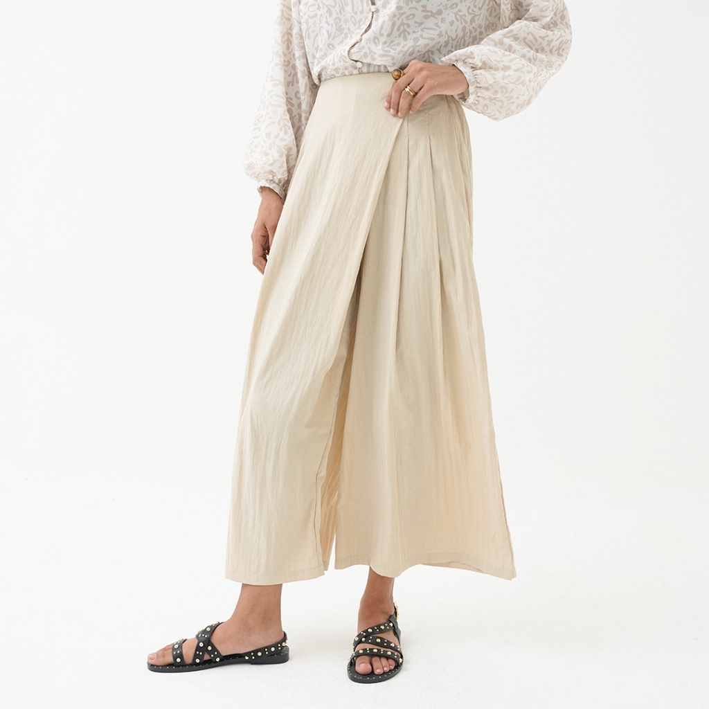 Queensland The Wanderer Asymmetrical Culottes Celana Bahan Kulot Wanita LIN000513Q Cream