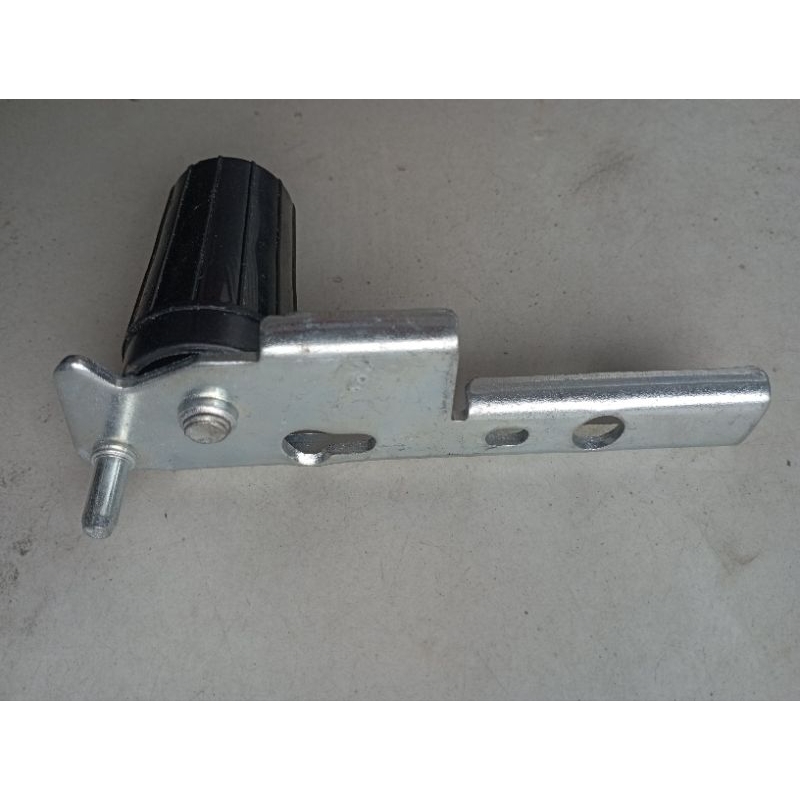 engsel bawah kulkas politron