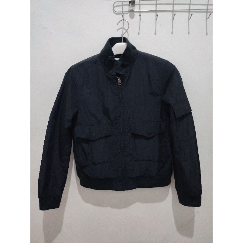bomber hitam pekat uniqlo