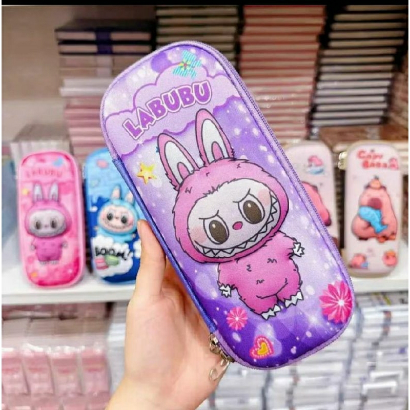 

Tempat Pensil 3D / Kotak Pensil Anak 3D / Kotak Pensil Karaktet / Tempat Pensil Labubu / Kotak Pensil Kuromi / Tempat Pensil Anak Perempuan / Tempat Pensil Anak Laki Laki / Kotak Pensil Waterproof