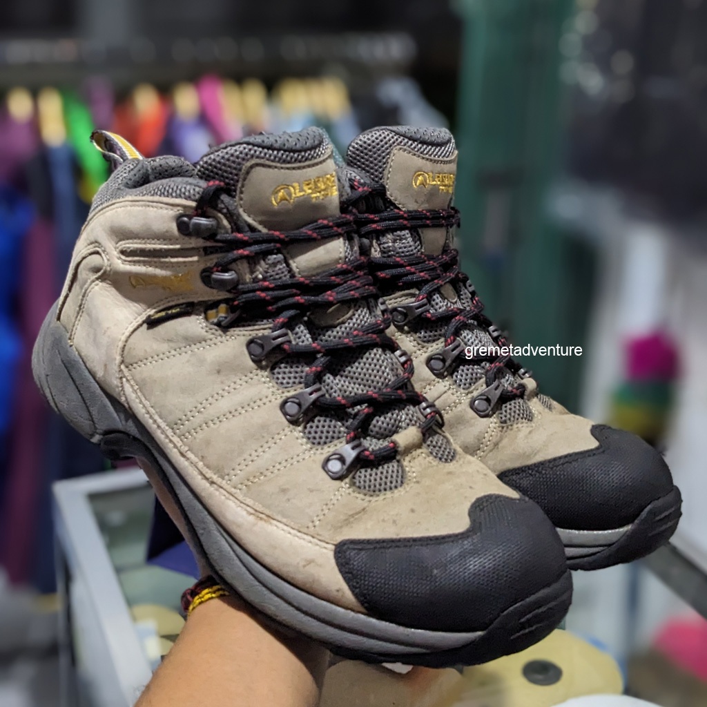 Sepatu Gunung Leisure Time Gore-Tex High Model - Sepatu Hiking Mendaki Leisure Time Waterproof