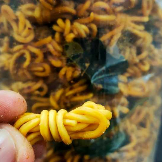 

MIE GULUNG KRIUK RENYAH 500 gr / MIE GULUNG CETAR DAUN JERUK / Mie Gulung Pedas Gurih
