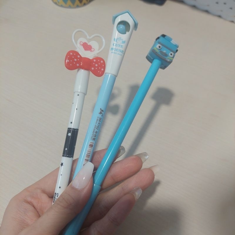 

3pcs Pulpen Pen Lucu (Baru tapi 2 biru mati, 1 putih nyala) Bisa ganti isinya