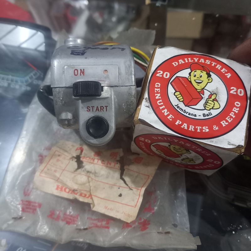 SAKLAR SAKELAR HOLDER LAMPU KANAN HONDA SUPERCUB C700 DOUBLE ELECTRIC STARTER ORIGINAL ORI 35150-GB0