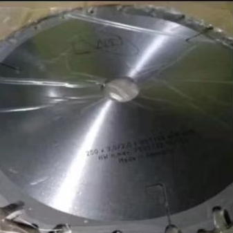mata gergaji belah kayu 28 inch AKM TCT 700 x 4.4 x 3.2 x 30T germany