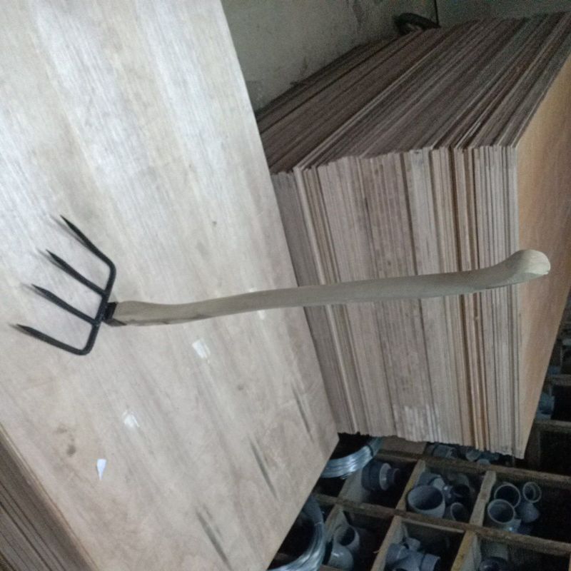 GARPU INJAK TANAH 4 TUSUK gagang kayu