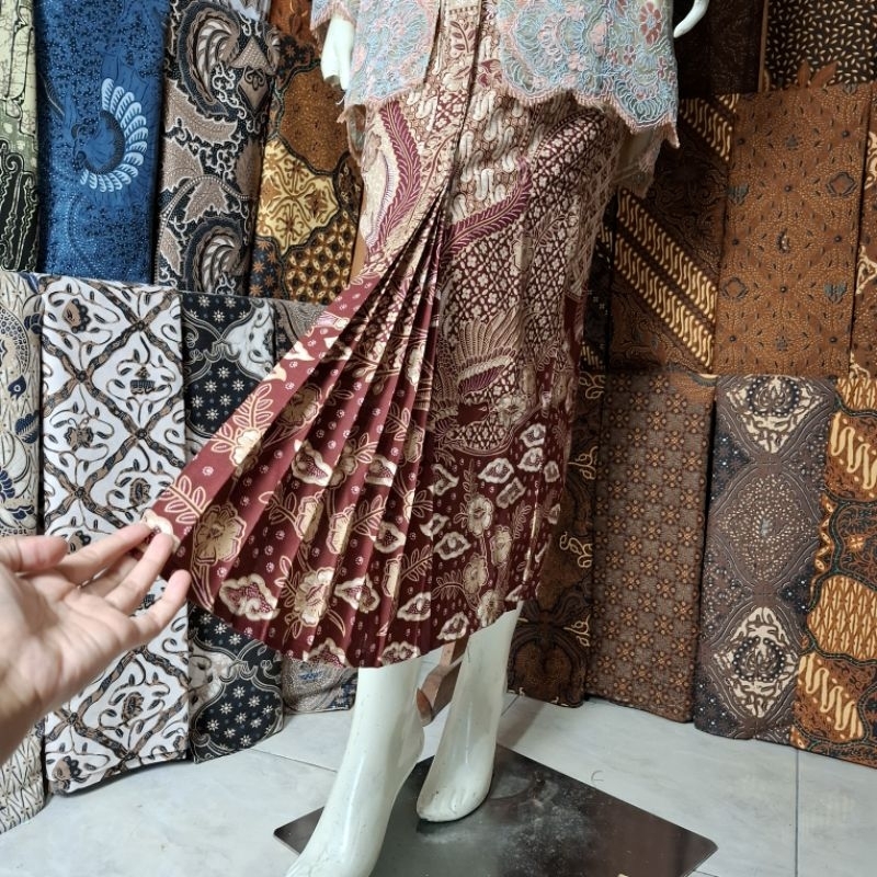 Kain dan Rok Wiru Instan Batik Motif Merak Lereng Tumpal Mega Mendung Merah Hati Maroon Marun Bawaha