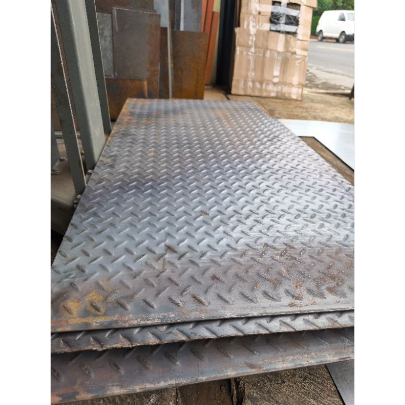 Plat besi bodres kembang ketebalan 2mm. lebar mulai dari 33 cm.