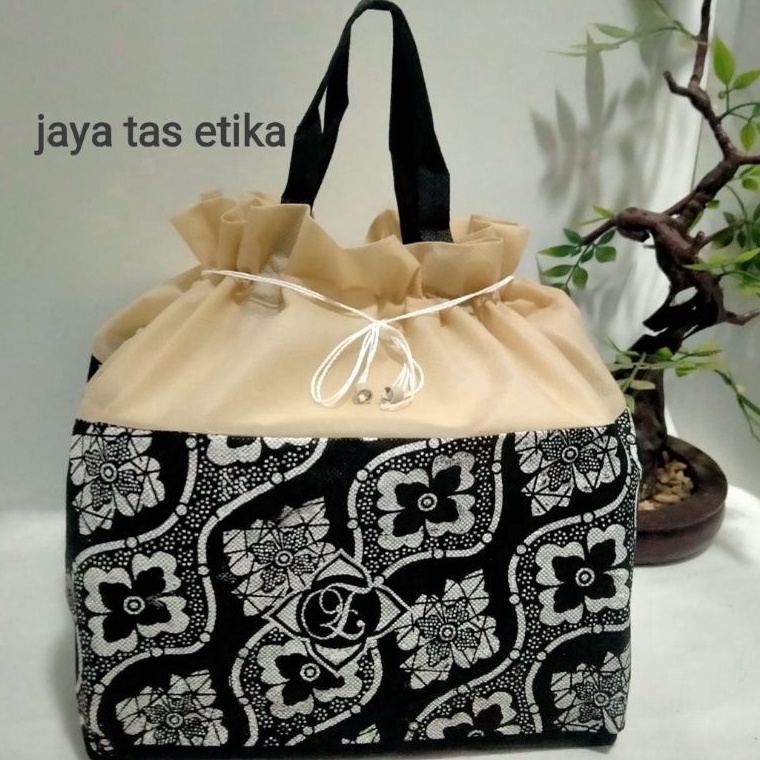 

Dapatkan Sekarang tas hajatan batik elegan 222 harga per lusin isi 12 psc
