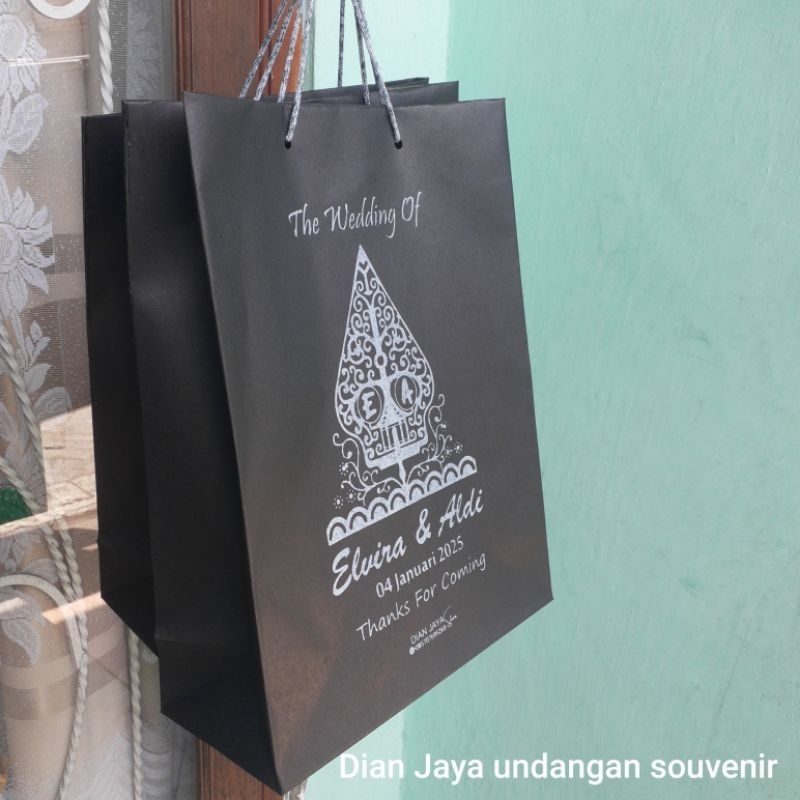 

(isi 12) paperbag hitam polos/sablon