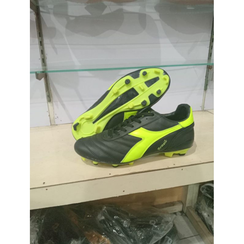 Sepatu bola bahan kulit sapi size jumbo