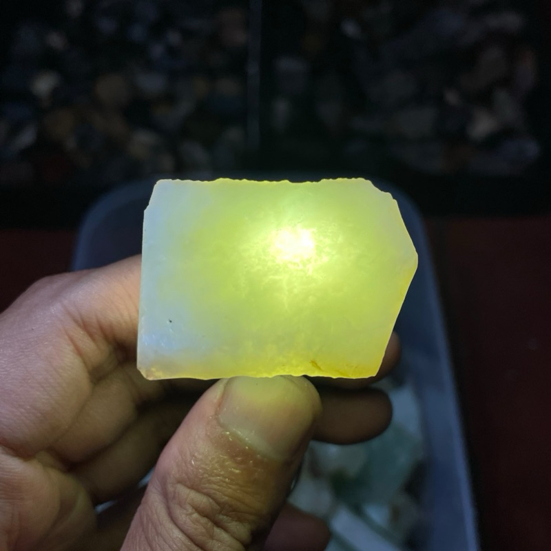 bahan bongkahan batu akik asli natural Giok hijau sulawesi unik tembus lampu