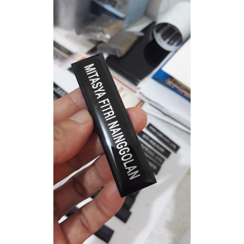 

Name Tag Full Latar Hitam Timbul (Pin Nama, Nama Dada), Akrilik Hitam 2mm