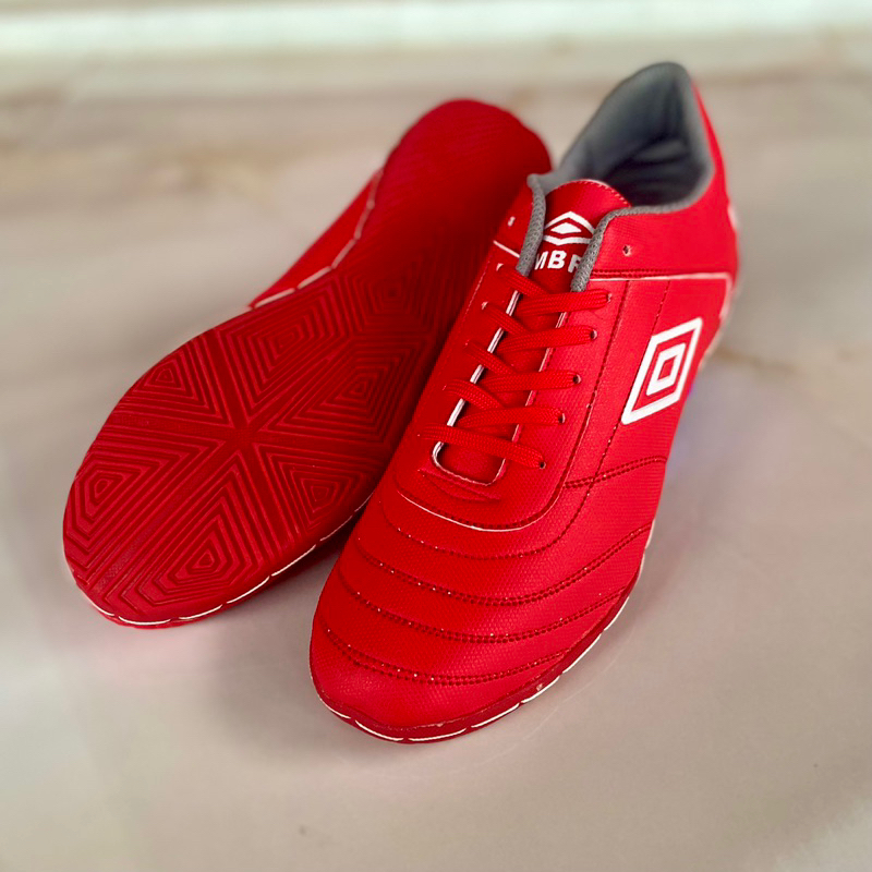 sepatu futsal dan sepatu bola umbro premium bonus sol sudah di jahit muter