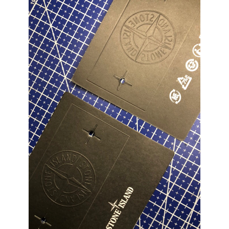 

STONE ISLAND BOARDCARD TAG LOGO TIMBUL EMBOSS SUPER PREMIUM CO 1X DI KIRIM 600PCS