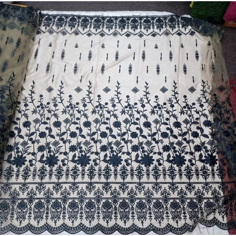 tile etnik motif bunga merambat