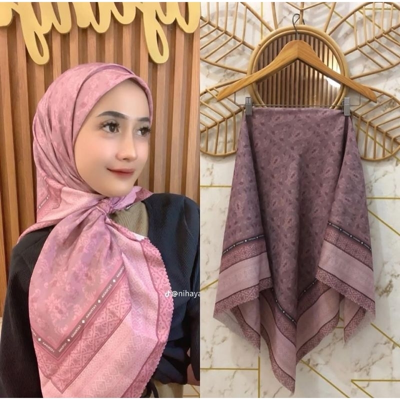 Segi Empat voal motif fatriana hijab