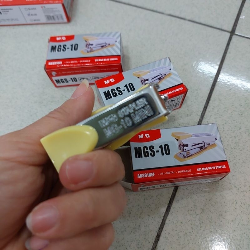 

Stapler Mini Metal Merk M&G Hekter Steples Kecil