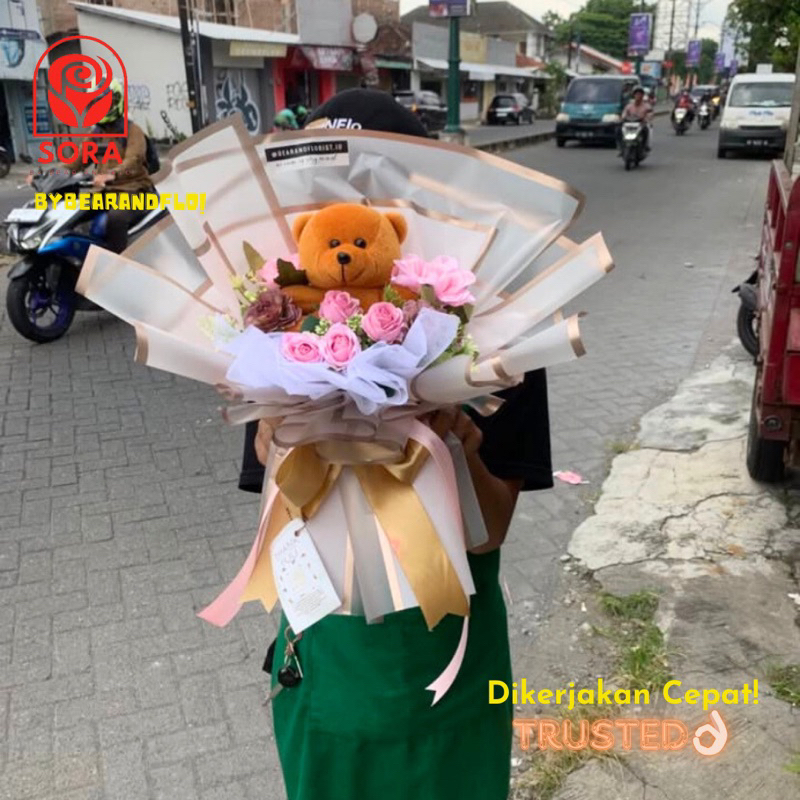 SORA FLORIST - TOKO BUNGA PEKANBARU / Buket Boneka/Buket Bunga Artificial/Buket Wisuda