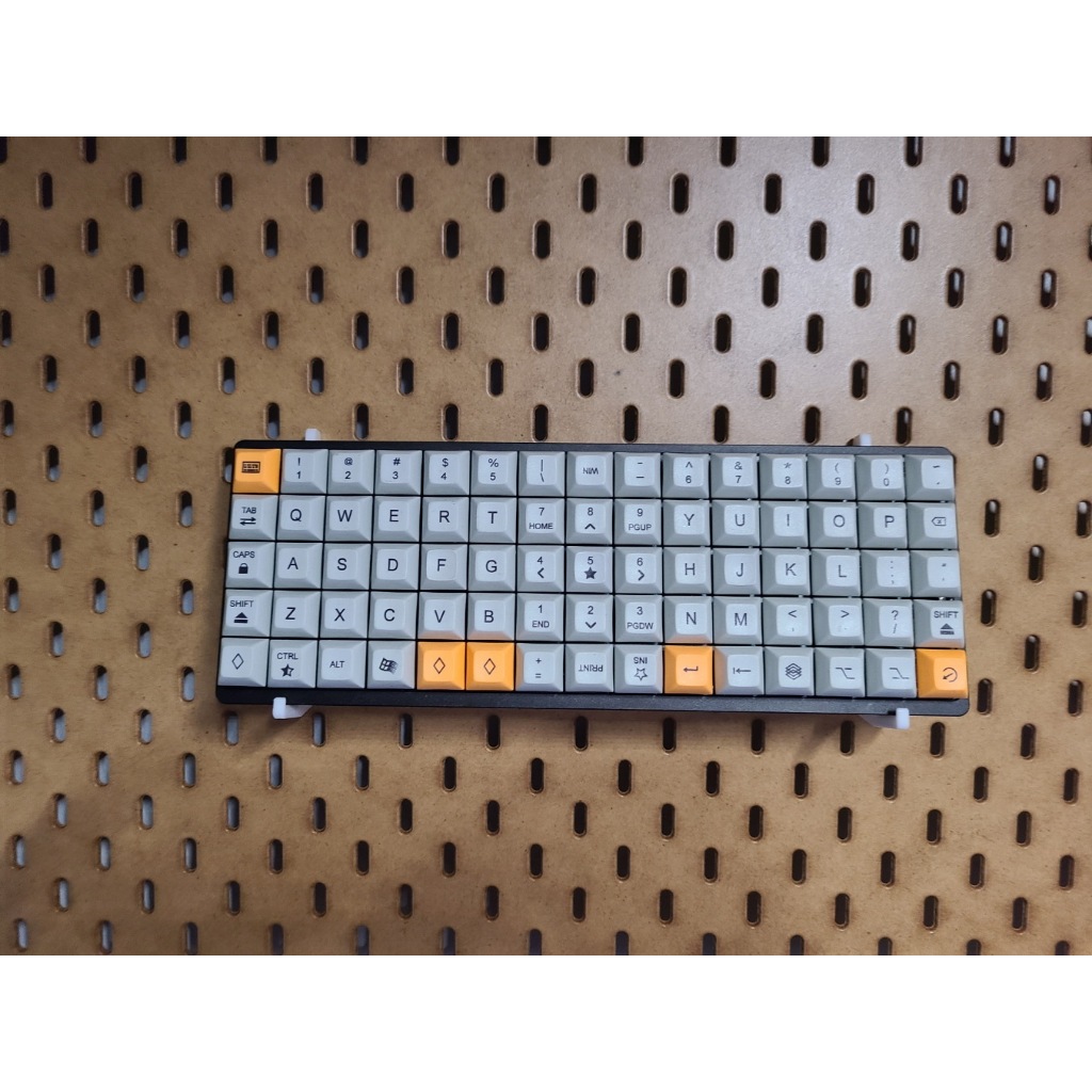 Pegboard Keyboard Mechanical Holder / gantungan Mechanical keyboard pegboard