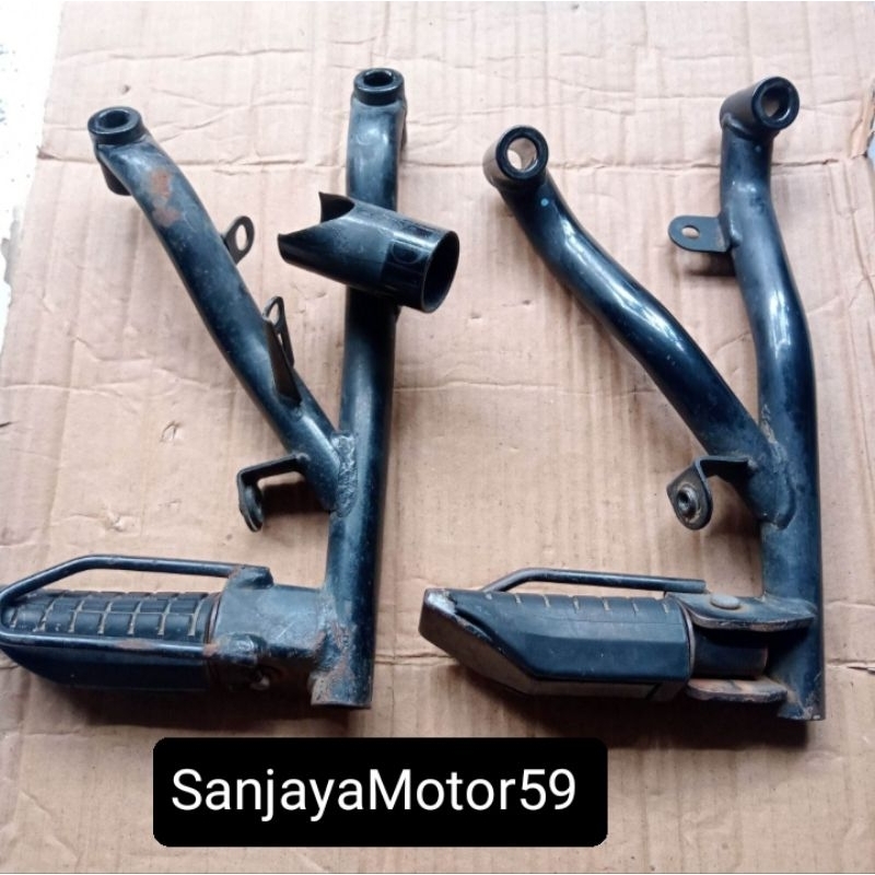 Set Bustep Step sepasang motor Honda Vario karbu 110 lepasan original Honda