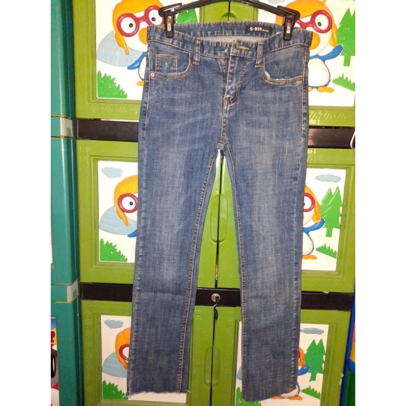 Celana jeans biru S-BIN jeannya semua mulus kecuali minus ga ada kancing doang tinggal ganti aja pak