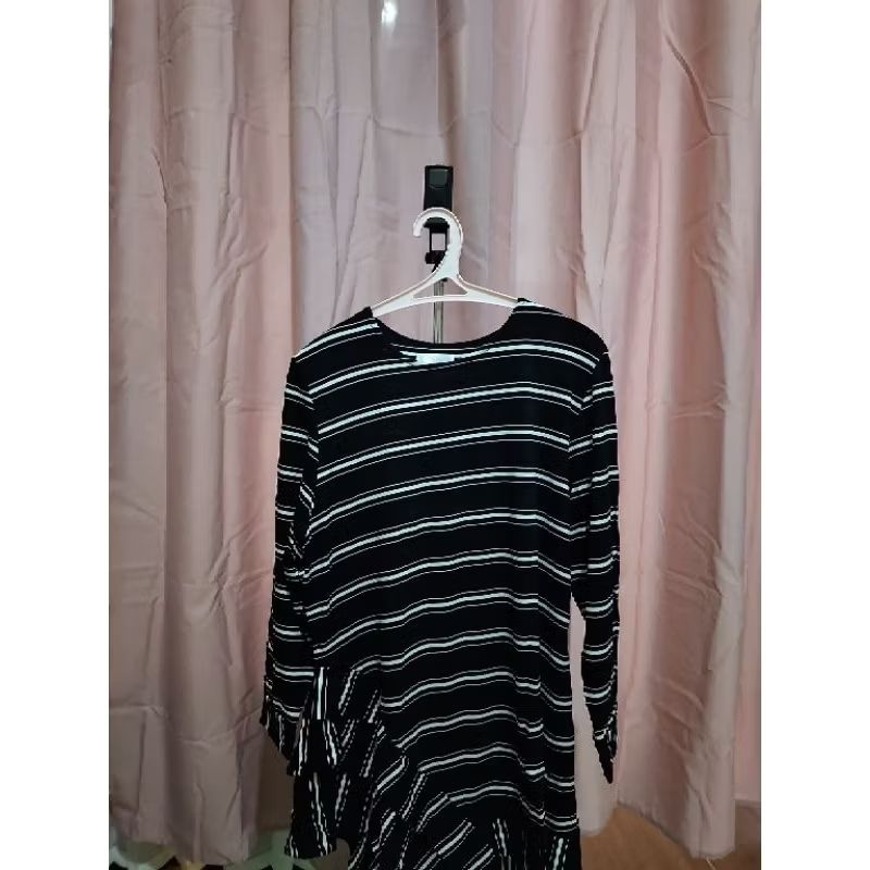 Kaos Garis Hitam Putih Lengan Panjang