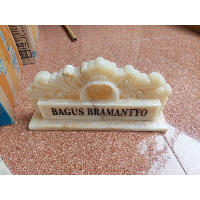 

Papan nama ukir batu onix bening bersih kilap