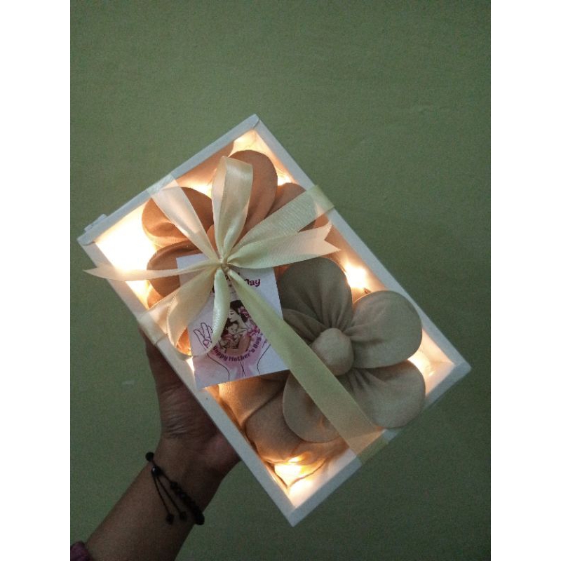 

Gift Box Hijab/Hadiah Hari Ibu/Hari Guru/Ulang Tahun/Anniversary