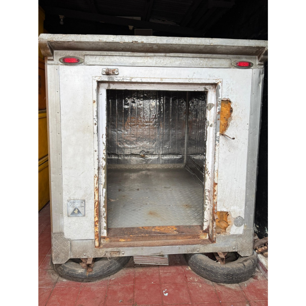 BOX L300 FIBERGLASS BEKAS