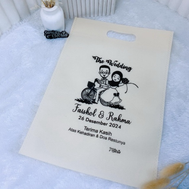 

tas souvenir pernikahan 20x25 / tas spunbond sablon / godie bag sablon