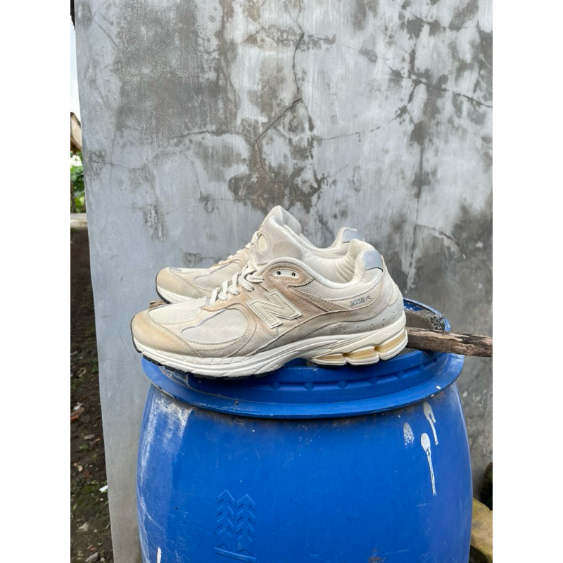 New balance 2002r white size 44