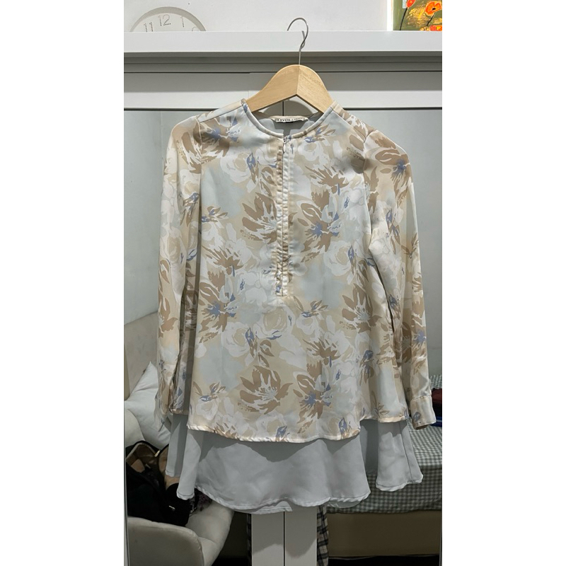 (PRELOVED) Heaven Lights Blouse Wanita | Atasan Wanita Hijab | Heaven Lights Blouse