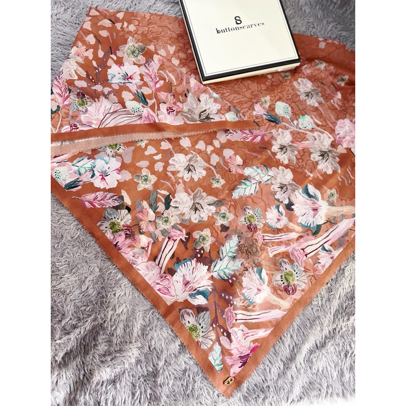 Buttonscarves Daisy Series in Orange Preloved no box… Very Rare Item