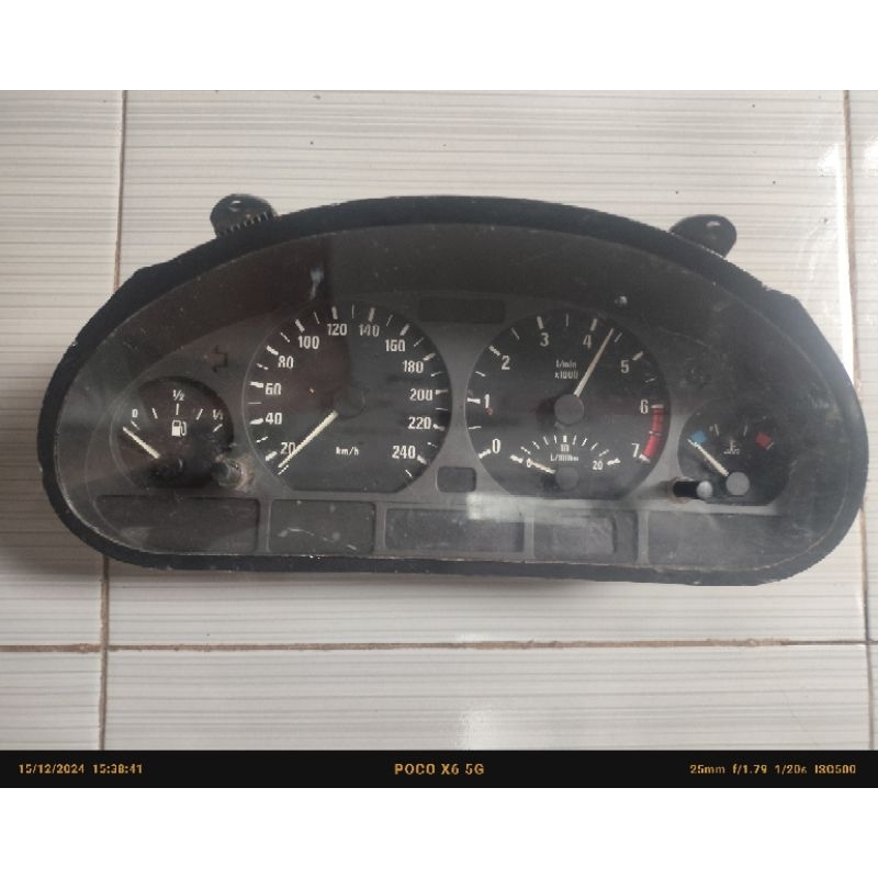 spidometer bmw e46318im43,barang ori copotan kondisi gambling,kaca spidometer peucah