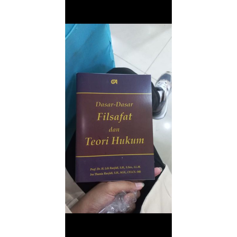 

Buku Filsafat Hukum 1