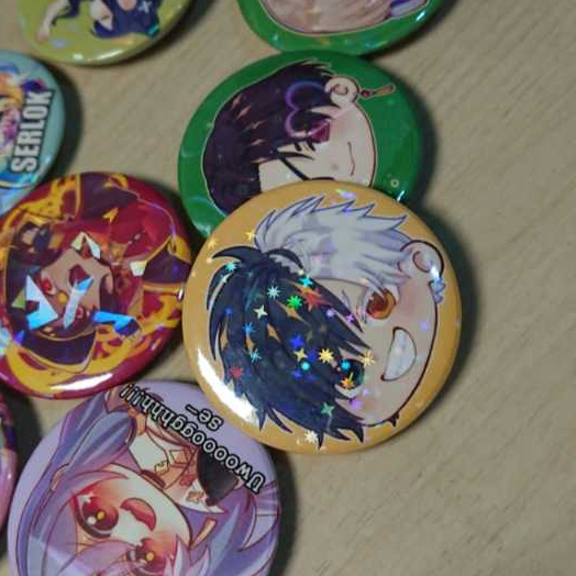 PIN BUTTON/BADGE/BROS CUSTOM DOFF HOLO0GRAM GLITTER GLOSSY FOTO SESUKAMU BISA FOTO ANIME KPOP LOGO A