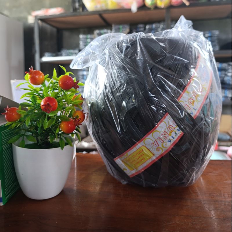 Tali Rafia Besar 1 Rol Hitam - Bola dunia 800gr