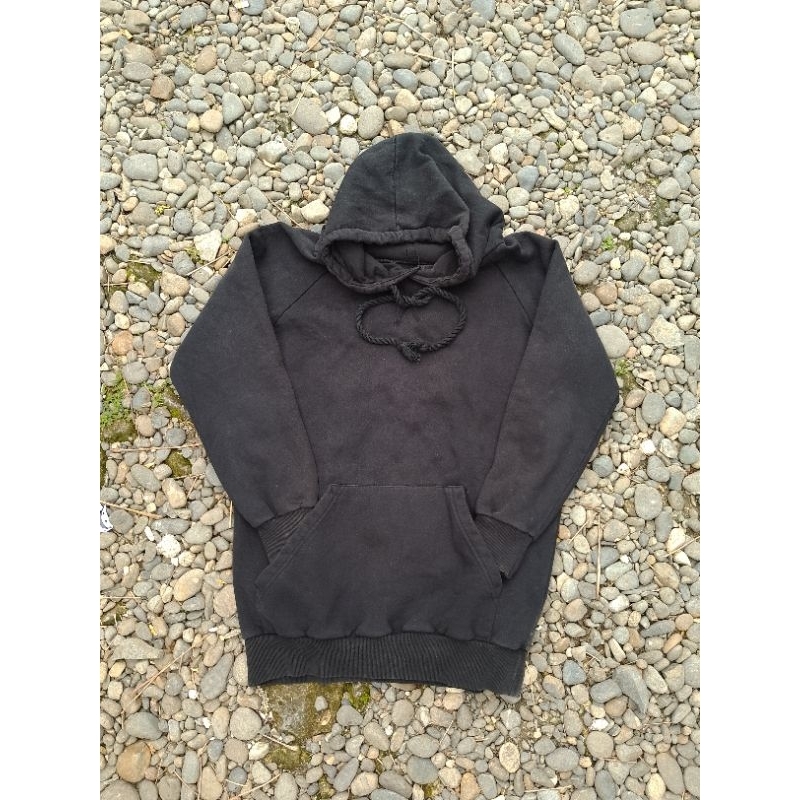Hoodie Hitam dengan Ruffle Tali