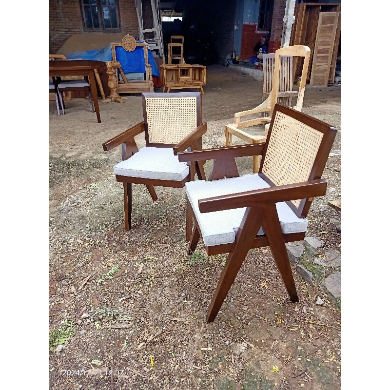 Kursi makan kursi cafe kayu jati kombinasi rotan dan bantalan busa
