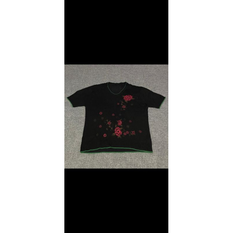 Kaos Hitam Bunga Hijau