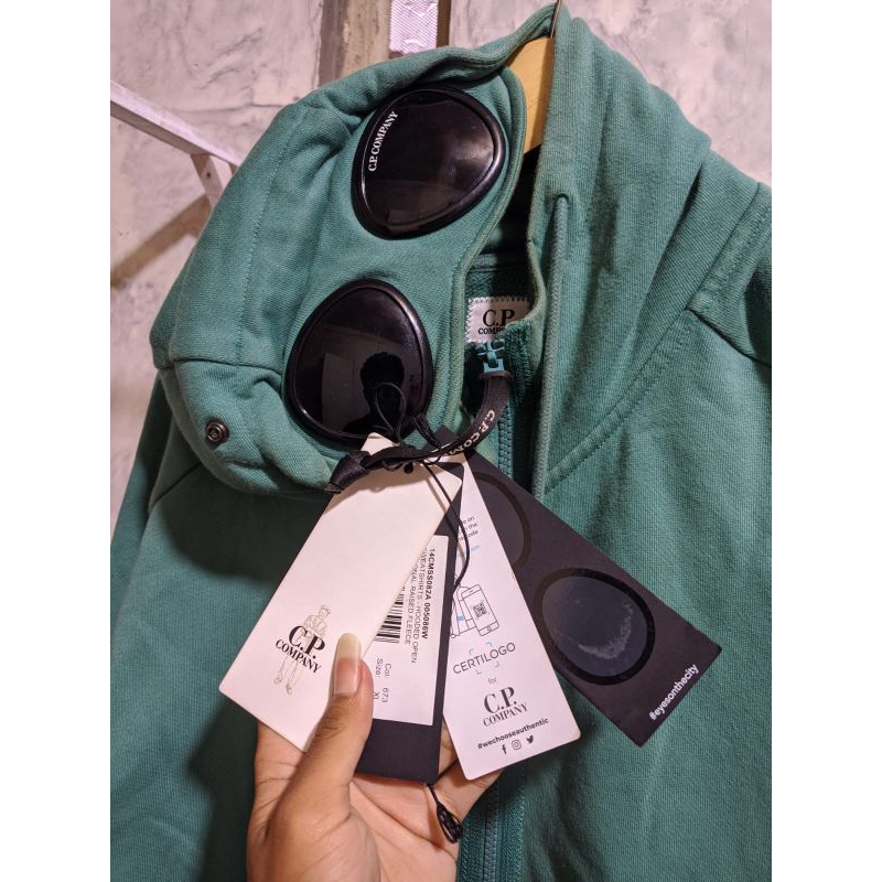 CP Company Hoodie Hijau dengan Kacamata Hitam