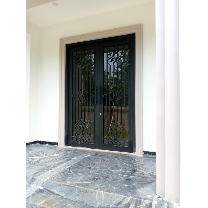 Pintu Kusen Utama Hitam Model Tempa Klasik