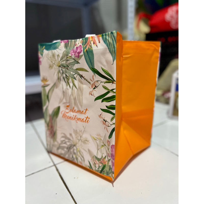 

(1 LUSIN = 12 PCS) TAS HAJATAN SPUNBOND LAMINASI DAUN 22x22 CM / TAS HAJATAN / GOODIEBAG / TAS SPUNBOND TERMURAH / TAS HAJATAN TERMURAH / TAS PARCEL / TAS HAMPERS / TAS BINGKISAN / TAS BELANJA