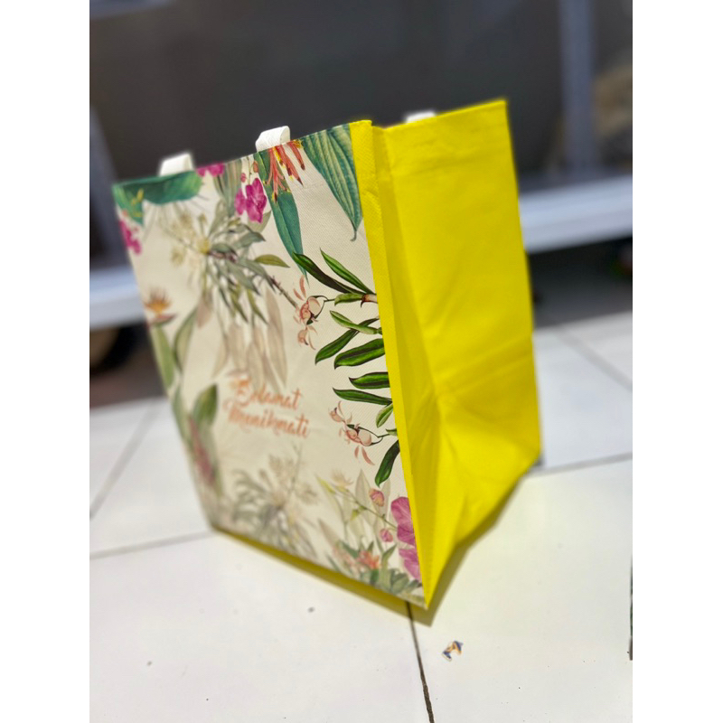 

(1 LUSIN = 12 PCS) TAS HAJATAN SPUNBOND LAMINASI DAUN 22x22 CM / TAS HAJATAN / GOODIEBAG / TAS SPUNBOND TERMURAH / TAS HAJATAN TERMURAH / TAS PARCEL / TAS HAMPERS / TAS BINGKISAN