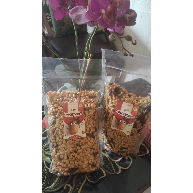 

Kacang Bawang daun jeruk mba Lies 1kg