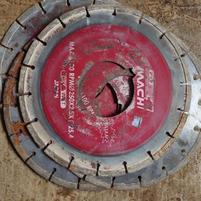 GERGAJI SERKEL BATU MARMER BEKAS BUAT BAHAN  KERAJINAN  PISAU DAN TEREK PACUL