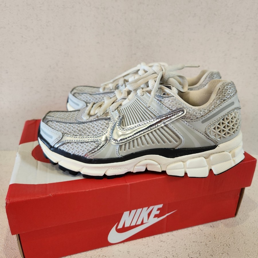 Nike Zoom Vomero 5 Photon Dust Chrome Gridiron / Sepatu Sneakers Nike Vomero 5 Chrome