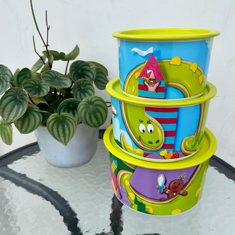 Toples susun Tupperware